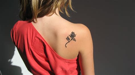 tattoos for shoulder blade|sexy shoulder tattoos for women.